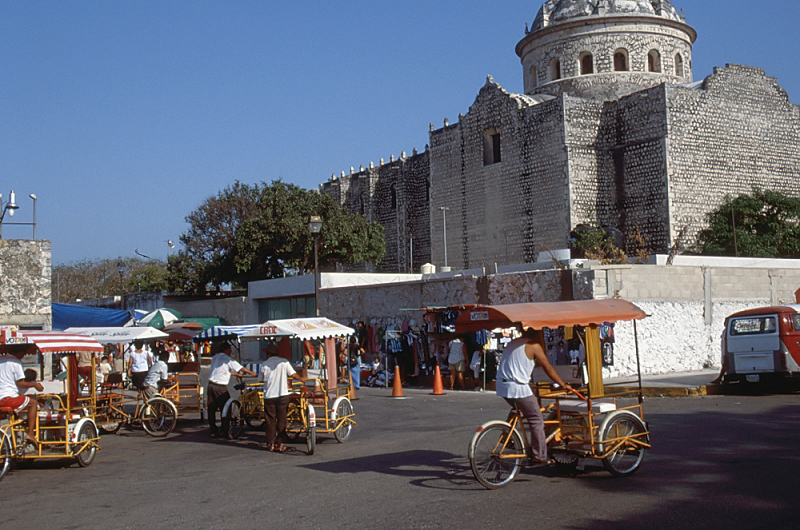 151_Fietstaxi's bij de markt, Merida.jpg